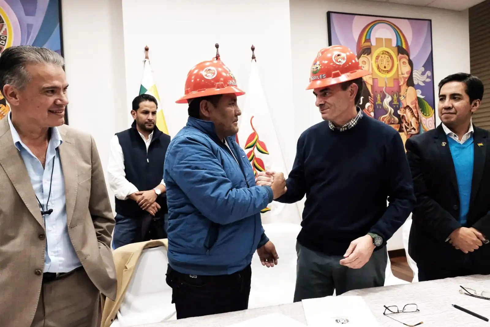 Representante del sector y el presidente Rodrigo Paz. (Foto: Dircom Bolivia)