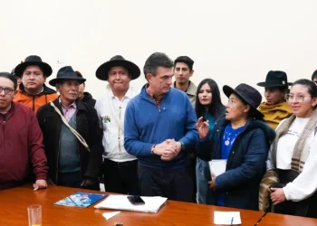 El presidente Rodrigo Paz y representantes campesinos de Caranavi.
DirCom