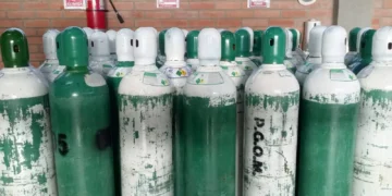 Botellones en la planta de oxígeno de El Alto. FOTO GAMEA