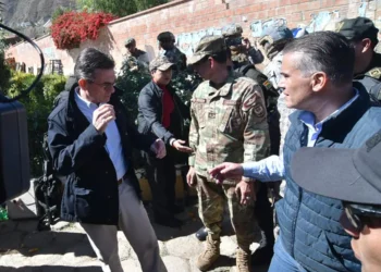 El presidente Rodrigo Paz y el ministro de Defensa Ernesto Justiniano.
Foto: APG