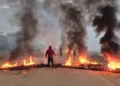 Hay tensión en el desbloqueo de la carretera de San Julián.
Foto: Unitel.