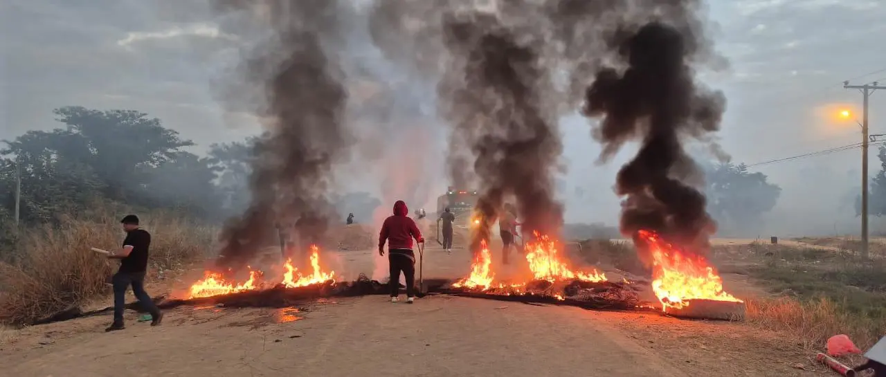 Hay tensión en el desbloqueo de la carretera de San Julián.
Foto: Unitel.
