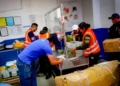 Varias personas envían alimentos vía aérea. FOTO: Obras Públicas