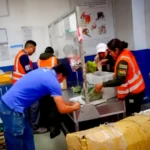 Varias personas envían alimentos vía aérea. FOTO: Obras Públicas