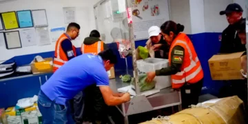 Varias personas envían alimentos vía aérea. FOTO: Obras Públicas