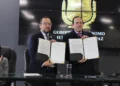 La firma del convenio entre Cadinpaz y la Alcaldía. Foto: Cadinpaz
