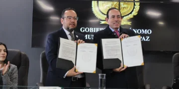 La firma del convenio entre Cadinpaz y la Alcaldía. Foto: Cadinpaz
