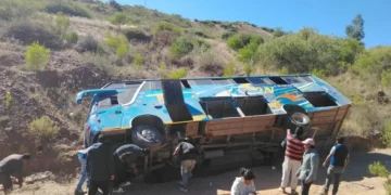 Bus vuelca al transitar una ruta alterna entre Oruro y Cochabamba por los bloqueos. Foto: APG