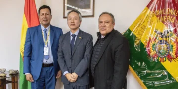 La reunión entre el ministro de Minería y el embajador surcoreano. Foto: Ministerio de Minería