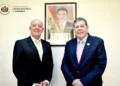 El ministro de Hidrocarburos, Marcelo Blanco (der.) y el mbajador de Perú, Carlos Daniel Chávez-Taffur Schmidt. Ministerio de Hidrocarburos