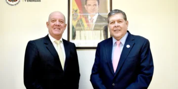 El ministro de Hidrocarburos, Marcelo Blanco (der.) y el mbajador de Perú, Carlos Daniel Chávez-Taffur Schmidt. Ministerio de Hidrocarburos