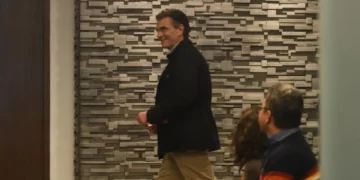 El presidente Rodrigo Paz ingresa a la reunión convocada por el vicepresidente Edmand Lara.
Foto: APG