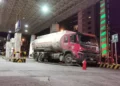 Arribo de combustible a una estación de servicio en la urbe paceña. Foto: Prensa YPFB