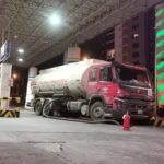 Arribo de combustible a una estación de servicio en la urbe paceña. Foto: Prensa YPFB