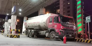 Arribo de combustible a una estación de servicio en la urbe paceña. Foto: Prensa YPFB