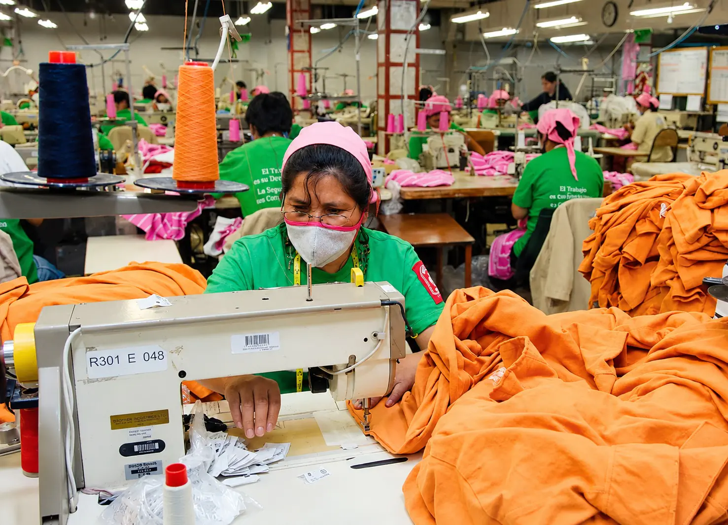 En una fábrica de confección, decenas de trabajadores participan en la fabricación de prendas de vestir. (Foto: Economy)