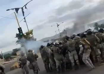 Efectivos en el despeje cerca del puente Khora, en Vinto, Cochabamba.
Foto: Captura