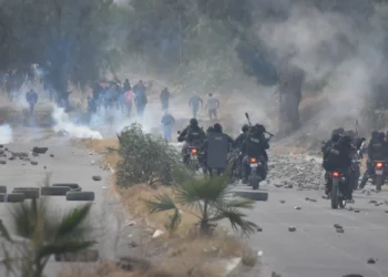 Efectivos en el despeje cerca del puente Khora, en Vinto, Cochabamba.
Foto: Captura