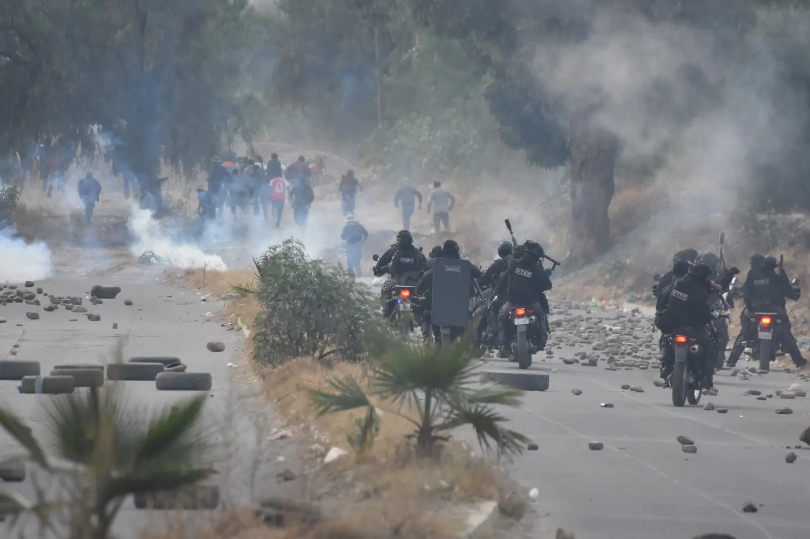 Efectivos en el despeje cerca del puente Khora, en Vinto, Cochabamba.
Foto: Captura