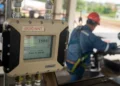 Control de calidad a la gasolina importada en una planta estatal. Foto: Prensa YPFB