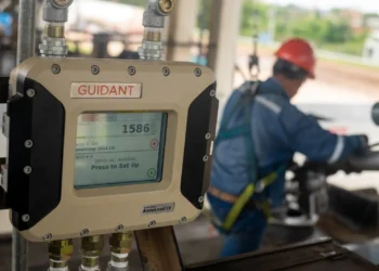 Control de calidad a la gasolina importada en una planta estatal. Foto: Prensa YPFB