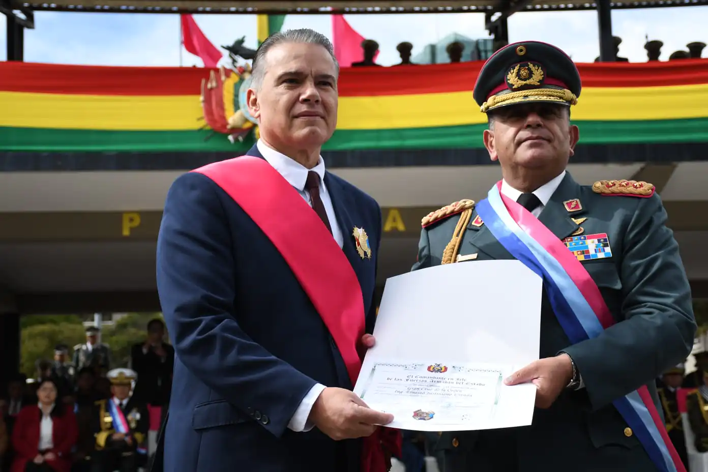 FFAA entregan distinción al ministro de Defensa, Ernesto Justiniano. Foto: APG