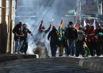 Movilizados intentan entrar a la plaza Murillo de La Paz.
Foto: APG