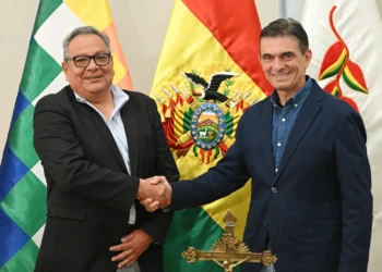 El ministro de Educación Ricardo Sanjinés y el presidente Rodrigo Paz. (Foto: Dircom Bolivia)