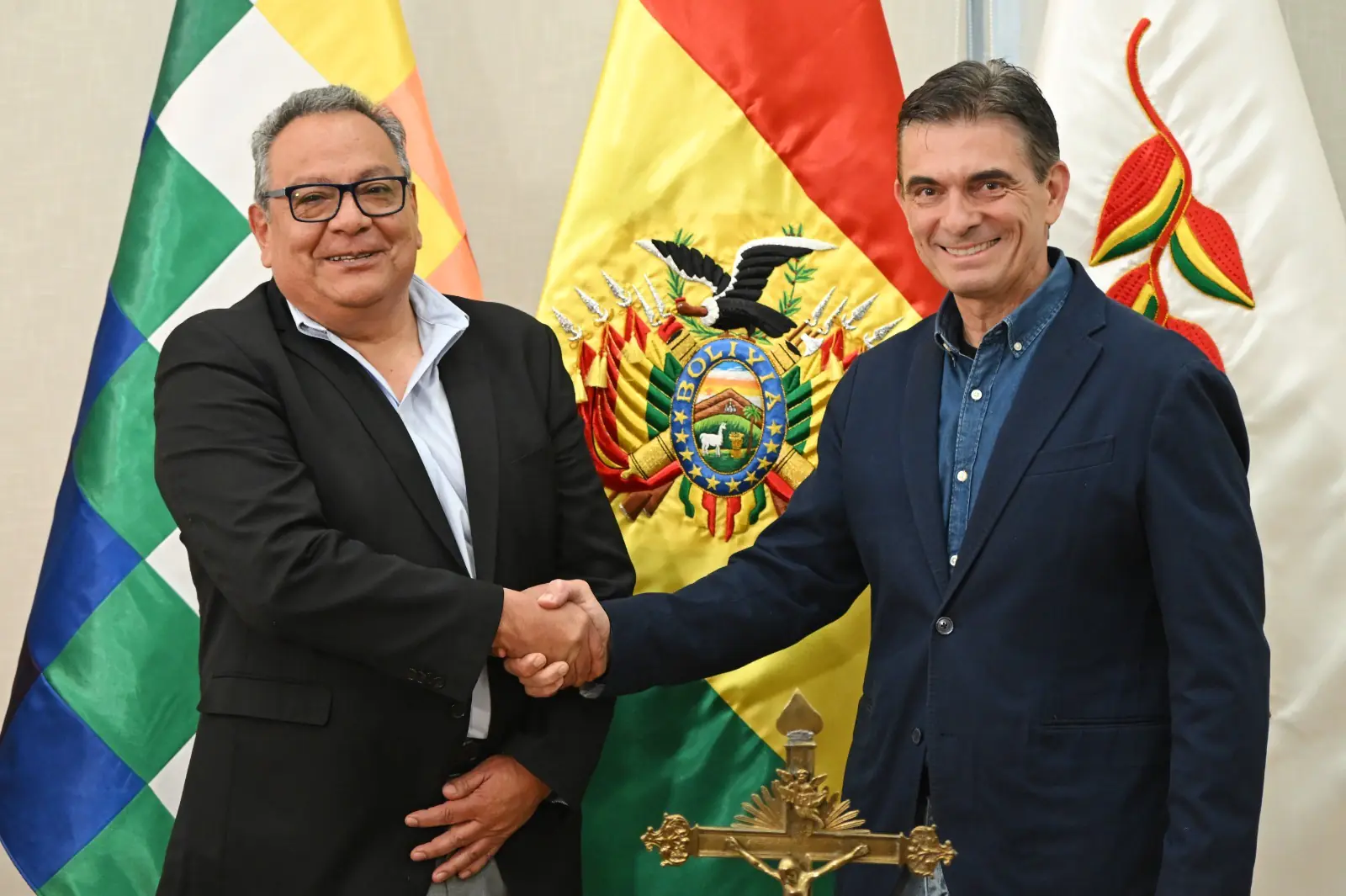 El ministro de Educación Ricardo Sanjinés y el presidente Rodrigo Paz. (Foto: Dircom Bolivia)