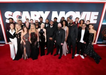 Elenco oficial de Scary Movie terroríficamente incorrecta