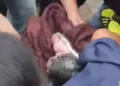 La mujer fue auxiliada por algunas transeúntes/Captura de video