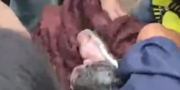 La mujer fue auxiliada por algunas transeúntes/Captura de video
