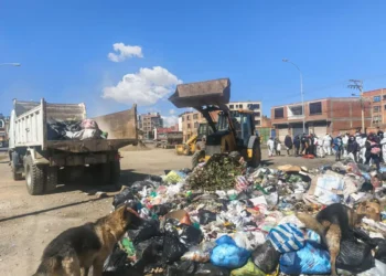 La Alcaldía de El Alto acopia la basura en el Distrito 12 debido a los bloqueos. FOTO: GAMEA