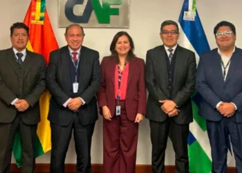 Representantes de la ATT y CAF después de la junta. Foto: ATT