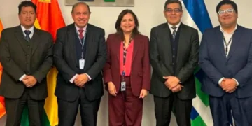 Representantes de la ATT y CAF después de la junta. Foto: ATT