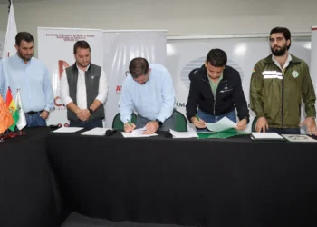 Firma del convenio entre la CAO y Senasag. Foto: CAO