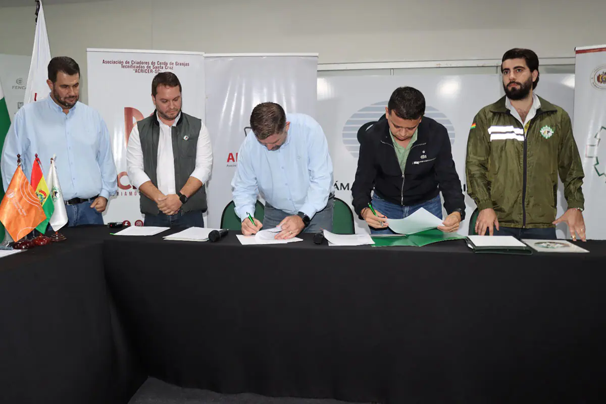 Firma del convenio entre la CAO y Senasag. Foto: CAO