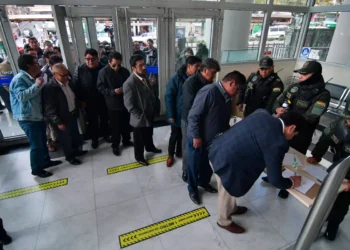 Los chóferes ingresan al Ministerio de Economía para la reunión con el ministro Espinoza. Foto: APG