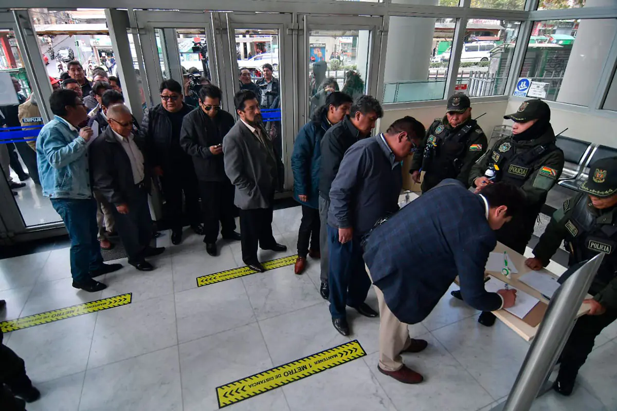 Los chóferes ingresan al Ministerio de Economía para la reunión con el ministro Espinoza. Foto: APG