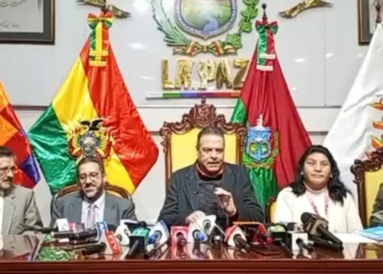 El gobernador de La Paz, Luis Revilla, en conferencia de prensa. FOTO: Captura GADLP