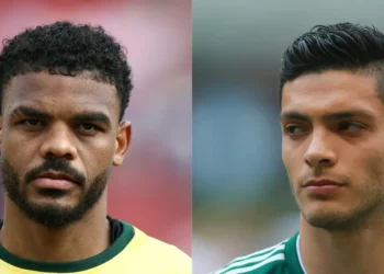 El delantero sudafricano Lyle Foster (izq.) y el ariete mexicano Raúl Jiménez. (AFP)