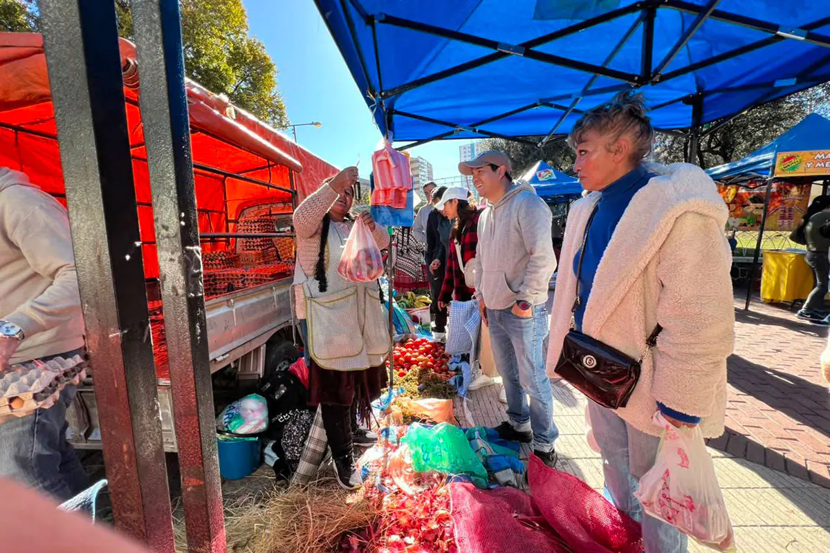 Comerciantes y compradores en la feria que instaló en Calacoto. Foto: Ministerio de Desarrollo Productivo