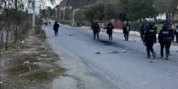 Efectivos despejan la ruta entre Lipari y La Paz.
Foto: Radio Pasankalla