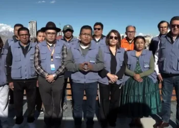 El defensor del Pueblo, Pedro Callisaya, acompañado de otros funcionarios.

Captura Defensoría