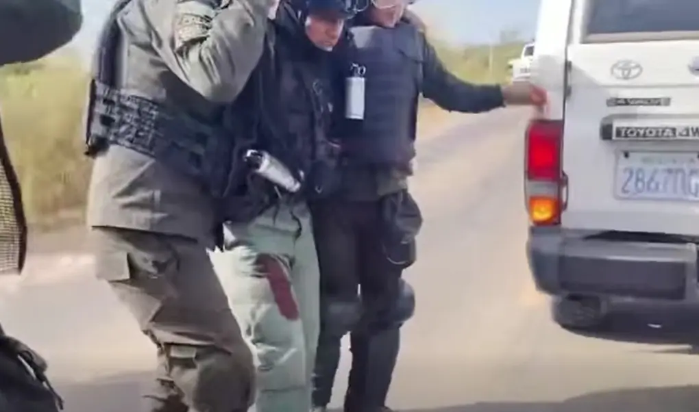 Un policía recibió un impacto de bala en la pierna/Captura de pantalla