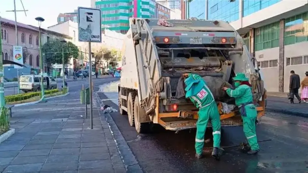 Obreros recogen los residuos en el municipio paceño. FOTO: AMUN