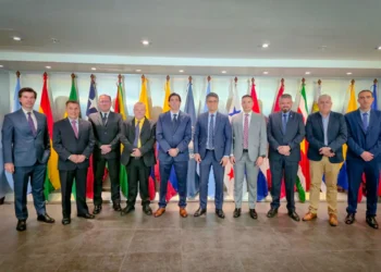 Responsables de OACI, Naabol y del  Gobierno durante una reunión. Foto: Ministerio de Obras Públicas
