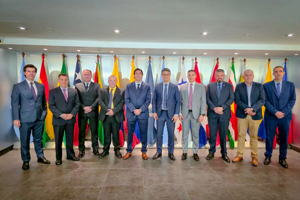 Responsables de OACI, Naabol y del Gobierno durante una reunión. Foto: Ministerio de Obras Públicas