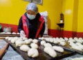 Un panificador en labores de producción del alimento. Foto: GAMEA