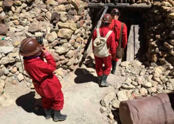Mineros ingresan a una mina en Potosí. Foto: Fotografiando Viajes